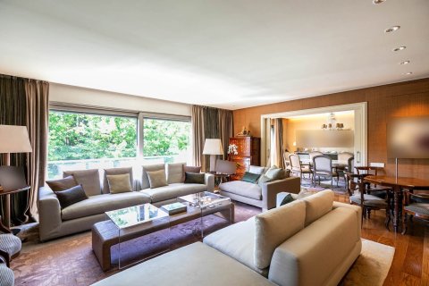 Apartamento de 5 dormitorios en venta en Barcelona, Cataluña, Spain № 1540 - foto 2