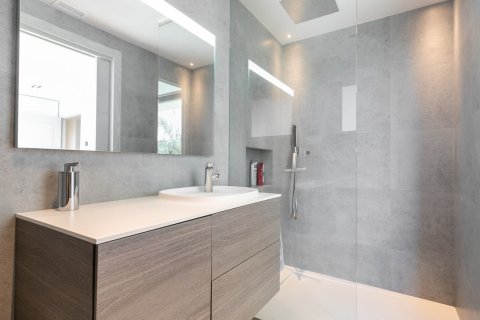 Сasa de 5 dormitorios en venta en Barcelona, Cataluña, Spain № 1541 - foto 18