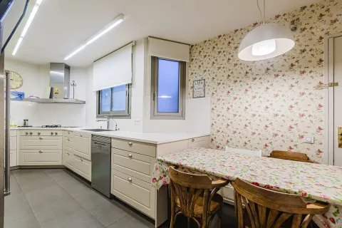 Apartamento de 4 dormitorios en venta en Barcelona, Cataluña, Spain № 1638 - foto 9