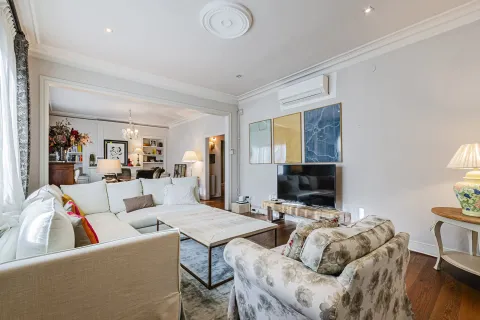 Apartamento de 4 dormitorios en venta en Barcelona, Cataluña, Spain № 1638 - foto 2
