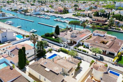 Сasa de 5 dormitorios en venta en Empuriabrava, Gerona, Cataluña, Spain № 5907 - foto 4