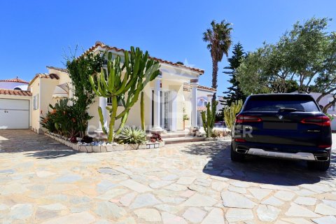 Сasa de 5 dormitorios en venta en Empuriabrava, Gerona, Cataluña, Spain № 5907 - foto 3