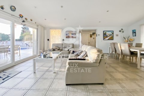 Сasa de 5 dormitorios en venta en Empuriabrava, Gerona, Cataluña, Spain № 5907 - foto 11