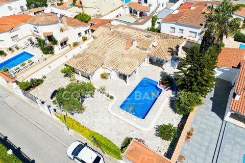 Сasa de 5 dormitorios en venta en Empuriabrava, Gerona, Cataluña, Spain № 5907 - foto 1