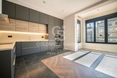 Apartamento de 4 dormitorios en venta en Barcelona, Cataluña, Spain № 5425 - foto 3