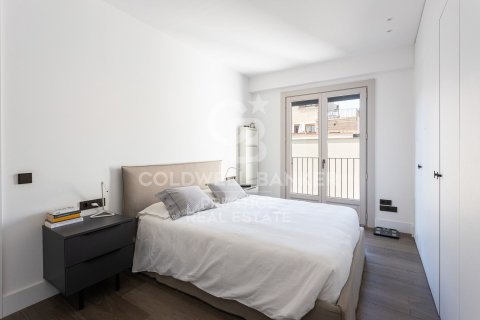 Ático de 2 dormitorios en venta en Barcelona, Cataluña, Spain № 7938 - foto 18