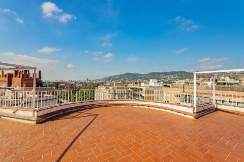 Apartamento de 4 dormitorios en venta en Barcelona, Cataluña, Spain № 1782