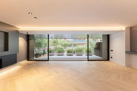 Apartamento de 4 dormitorios en venta en Barcelona, Cataluña, Spain № 1781 - foto 2