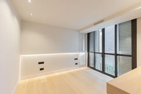 Apartamento de 4 dormitorios en venta en Barcelona, Cataluña, Spain № 1781 - foto 28