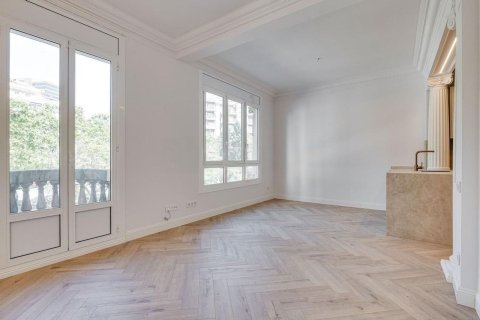 Купить квартиру в Барселона, Испания с 4 комнаты, 78м², № 8131 - фото 3