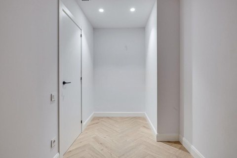 Купить квартиру в Барселона, Испания с 4 комнаты, 78м², № 8131 - фото 25