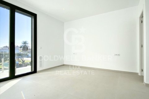 Сasa de 4 dormitorios en venta en Empuriabrava, Gerona, Cataluña, Spain № 5969 - foto 7