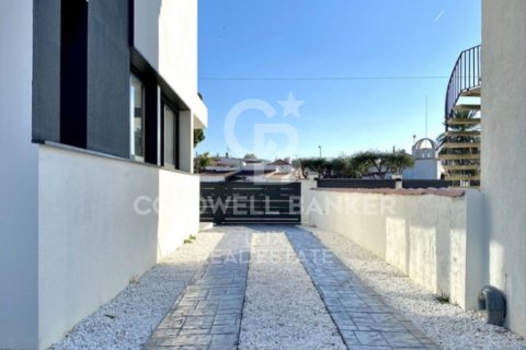 Сasa de 4 dormitorios en venta en Empuriabrava, Gerona, Cataluña, Spain № 5969 - foto 10