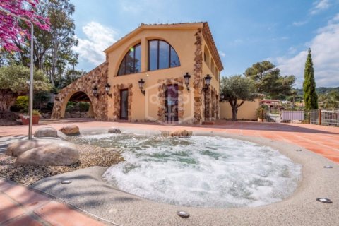 Villa de 4 dormitorios en venta en Blanes, Gerona, Cataluña, Spain № 919 - foto 4