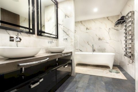 Apartamento de 4 dormitorios en venta en Barcelona, Cataluña, Spain № 915 - foto 19