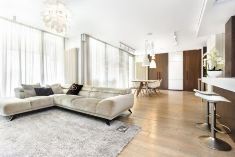 Apartamento de 4 dormitorios en venta en Barcelona, Cataluña, Spain № 915 - foto 2