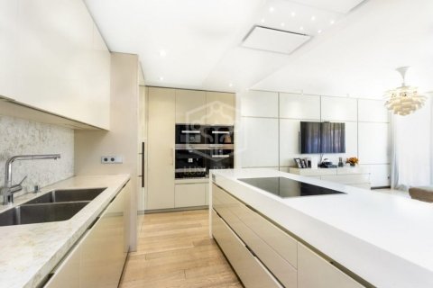Apartamento de 4 dormitorios en venta en Barcelona, Cataluña, Spain № 915 - foto 10