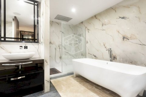 Apartamento de 4 dormitorios en venta en Barcelona, Cataluña, Spain № 915 - foto 20