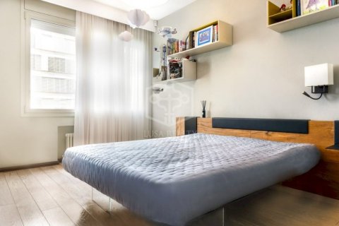 Apartamento de 4 dormitorios en venta en Barcelona, Cataluña, Spain № 915 - foto 15