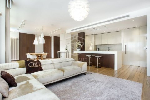 Apartamento de 4 dormitorios en venta en Barcelona, Cataluña, Spain № 915