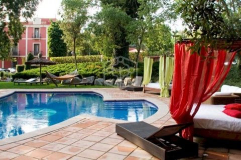 Propiedad comercial de 12 dormitorios en venta en Barcelona, Cataluña, Spain № 918 - foto 21