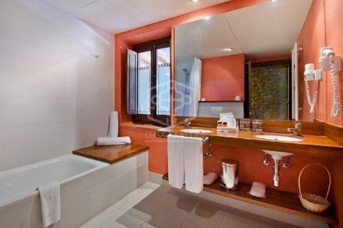 Propiedad comercial de 12 dormitorios en venta en Barcelona, Cataluña, Spain № 918 - foto 17