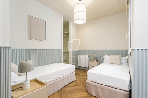 Apartamento de 3 dormitorios en venta en Barcelona, Cataluña, Spain № 7067 - foto 12