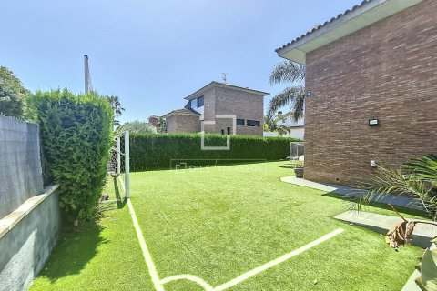 Villa de 4 dormitorios en venta en Vilanova i la Geltrú, Barcelona, Cataluña, Spain № 3844 - foto 24