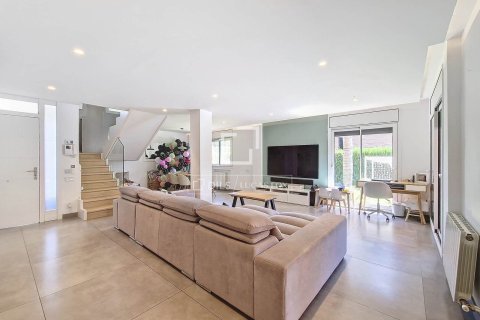 Villa de 4 dormitorios en venta en Vilanova i la Geltrú, Barcelona, Cataluña, Spain № 3844 - foto 3