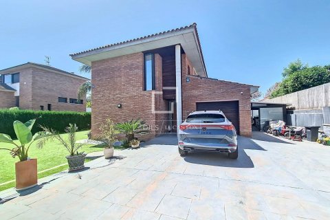 Villa de 4 dormitorios en venta en Vilanova i la Geltrú, Barcelona, Cataluña, Spain № 3844 - foto 2