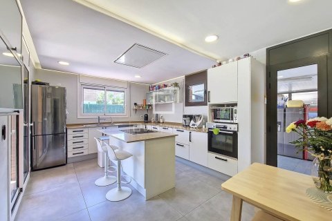 Villa de 4 dormitorios en venta en Vilanova i la Geltrú, Barcelona, Cataluña, Spain № 3844 - foto 8