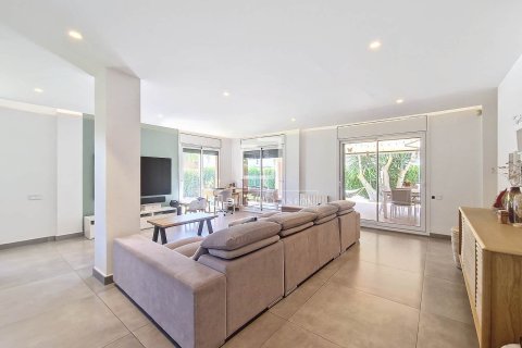 Villa de 4 dormitorios en venta en Vilanova i la Geltrú, Barcelona, Cataluña, Spain № 3844 - foto 5