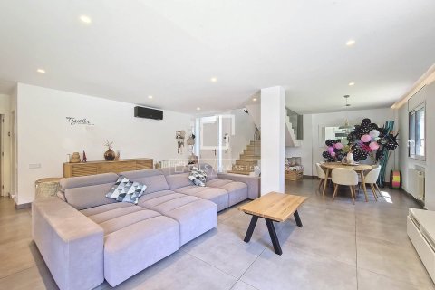 Villa de 4 dormitorios en venta en Vilanova i la Geltrú, Barcelona, Cataluña, Spain № 3844 - foto 4