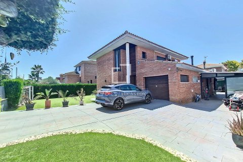 Villa de 4 dormitorios en venta en Vilanova i la Geltrú, Barcelona, Cataluña, Spain № 3844