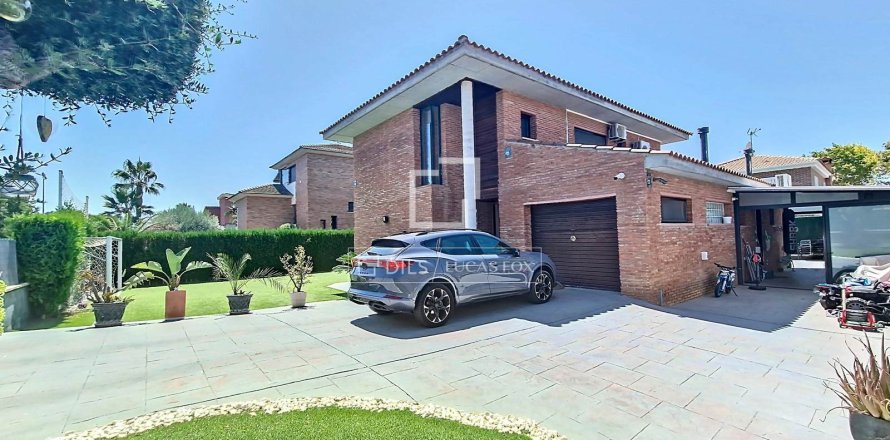 Villa de 4 dormitorios en venta en Vilanova i la Geltrú, Barcelona, Cataluña, Spain № 3844