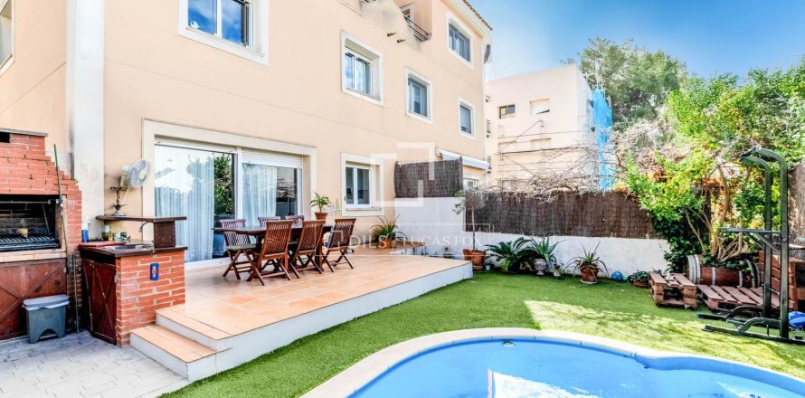 Villa de 4 dormitorios en venta en Sitges, Barcelona, Cataluña, Spain № 3847