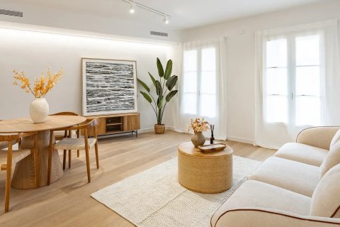Apartamento de 3 dormitorios en venta en Barcelona, Cataluña, Spain № 1067 - foto 2