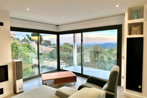 Villa de 4 dormitorios en venta en Lloret de Mar, Gerona, Cataluña, Spain № 1001 - foto 24