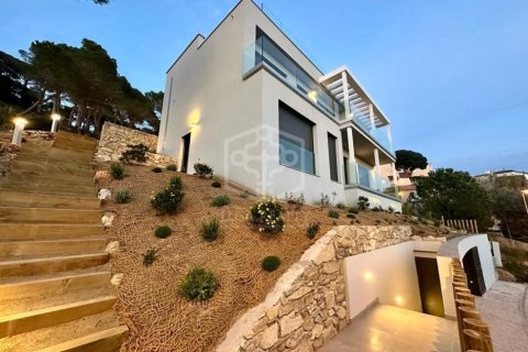 Villa de 4 dormitorios en venta en Lloret de Mar, Gerona, Cataluña, Spain № 1001