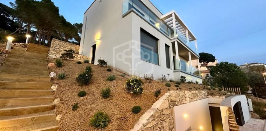 Villa de 4 dormitorios en venta en Lloret de Mar, Gerona, Cataluña, Spain № 1001