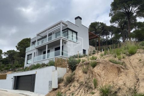 Villa de 4 dormitorios en venta en Lloret de Mar, Gerona, Cataluña, Spain № 1001 - foto 11