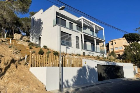 Villa de 4 dormitorios en venta en Lloret de Mar, Gerona, Cataluña, Spain № 1001 - foto 12
