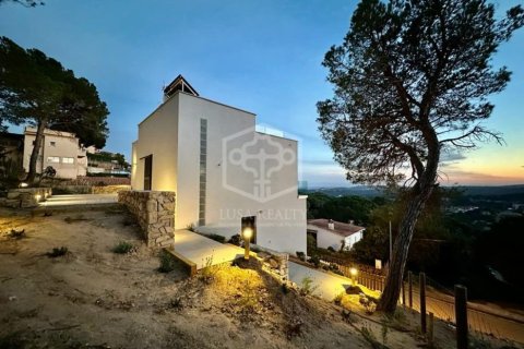 Villa de 4 dormitorios en venta en Lloret de Mar, Gerona, Cataluña, Spain № 1001 - foto 9