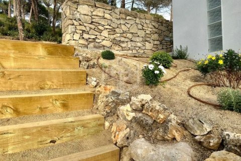 Villa de 4 dormitorios en venta en Lloret de Mar, Gerona, Cataluña, Spain № 1001 - foto 3