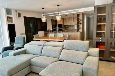 Villa de 4 dormitorios en venta en Lloret de Mar, Gerona, Cataluña, Spain № 1001 - foto 26