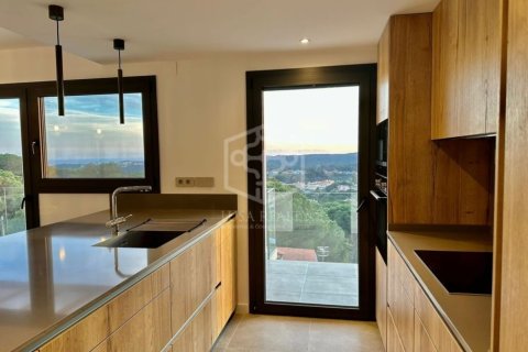 Villa de 4 dormitorios en venta en Lloret de Mar, Gerona, Cataluña, Spain № 1001 - foto 18