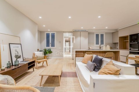 Apartamento de 3 dormitorios en venta en Barcelona, Cataluña, Spain № 4048 - foto 2
