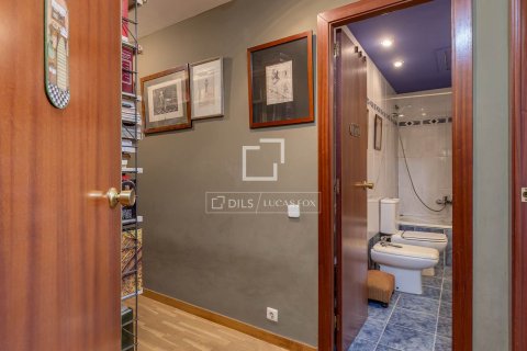 Apartamento de 3 dormitorios en venta en Barcelona, Cataluña, Spain № 6271 - foto 19