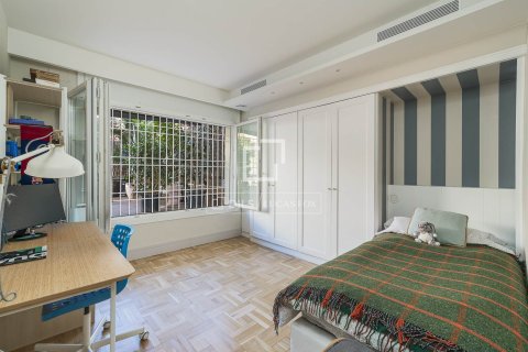 Apartamento de 4 dormitorios en venta en Barcelona, Cataluña, Spain № 4093 - foto 22
