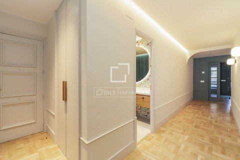 Apartamento de 4 dormitorios en venta en Barcelona, Cataluña, Spain № 4093 - foto 13